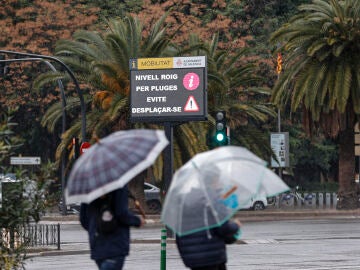 Imagen un panel informativo del Ayuntamiento de Val&egrave;ncia advierte del nivel rojo y de evitar los desplazamientos