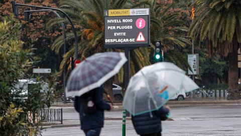 Imagen un panel informativo del Ayuntamiento de Val&egrave;ncia advierte del nivel rojo y de evitar los desplazamientos