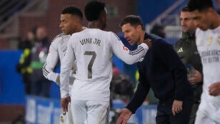 Xabi Alonso, junto a Vin&iacute;cius y Mbapp&eacute; en Mendizorroza