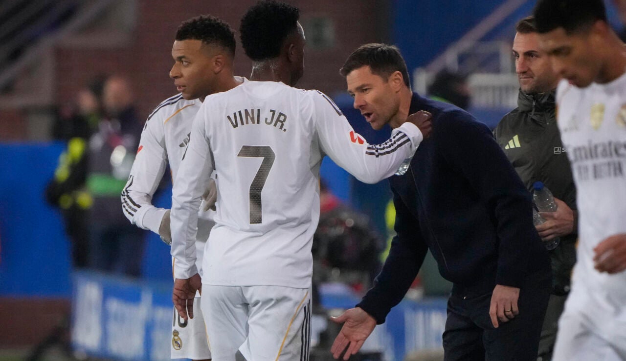 Xabi Alonso, junto a Vin&iacute;cius y Mbapp&eacute; en Mendizorroza