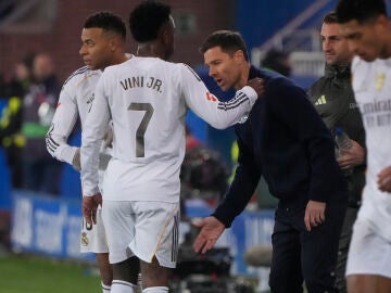 Xabi Alonso, junto a Vin&iacute;cius y Mbapp&eacute; en Mendizorroza