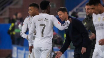 Xabi Alonso, junto a Vin&iacute;cius y Mbapp&eacute; en Mendizorroza