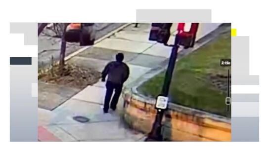 omposici&oacute;n de dos capturas del video difundido por el Departamento de Polic&iacute;a de Providence donde se ve la persona de inter&eacute;s en el caso del Tiroteo de la Universidad Brown en Providence, Rhode Island