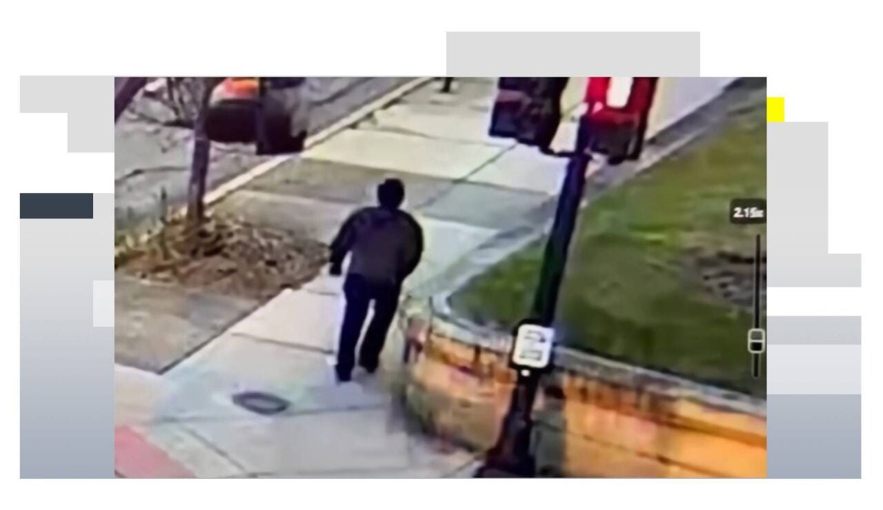 omposici&oacute;n de dos capturas del video difundido por el Departamento de Polic&iacute;a de Providence donde se ve la persona de inter&eacute;s en el caso del Tiroteo de la Universidad Brown en Providence, Rhode Island