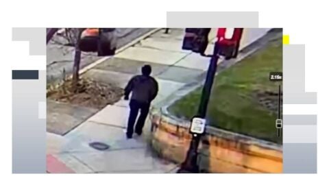 omposici&oacute;n de dos capturas del video difundido por el Departamento de Polic&iacute;a de Providence donde se ve la persona de inter&eacute;s en el caso del Tiroteo de la Universidad Brown en Providence, Rhode Island