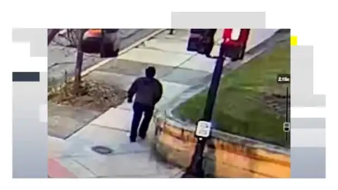 omposición de dos capturas del video difundido por el Departamento de Policía de Providence donde se ve la persona de interés en el caso del Tiroteo de la Universidad Brown en Providence, Rhode Island omposición de dos capturas del video difundido por el Departamento de Policía de Providence donde se ve la persona de interés en el caso del Tiroteo de la Universidad Brown en Providence, Rhode Island