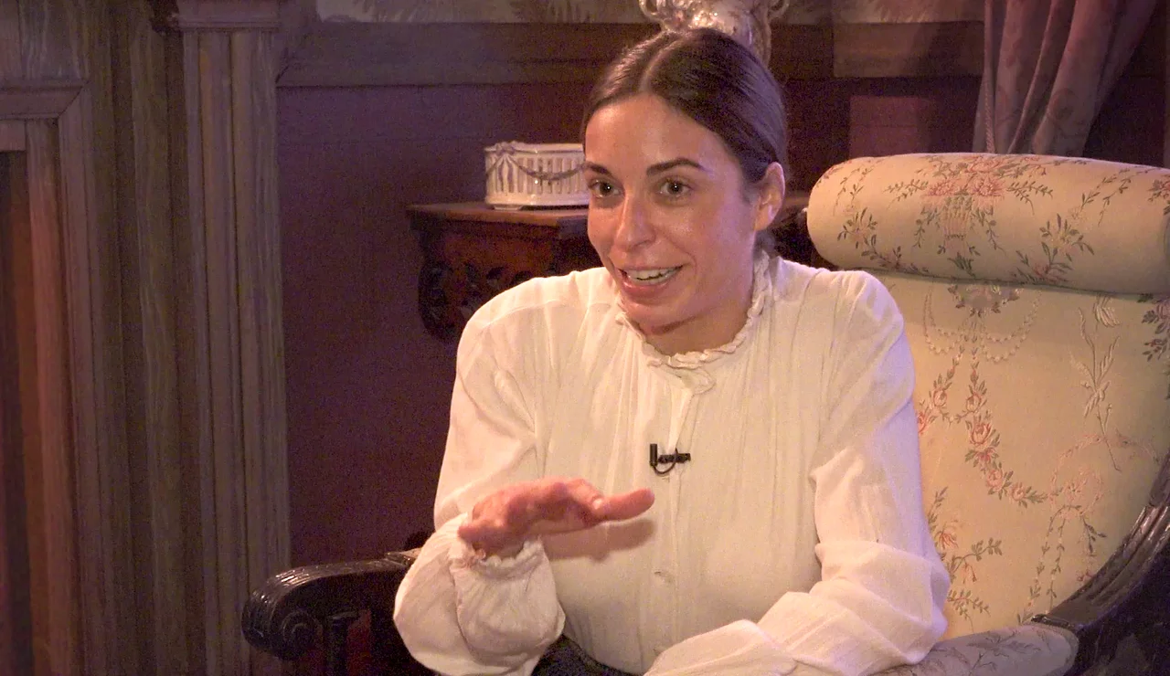 “Hace un viaje de la luz a la oscuridad tremendo”: Carlota Baró analiza el cambio de Renata en Las hijas de la criada