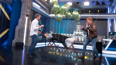 La sorpresa del mago Yunke para Cristina Pedroche: ¡consigue que vuele en El Hormiguero! La sorpresa del mago Yunke para Cristina Pedroche: ¡consigue que vuele en El Hormiguero!