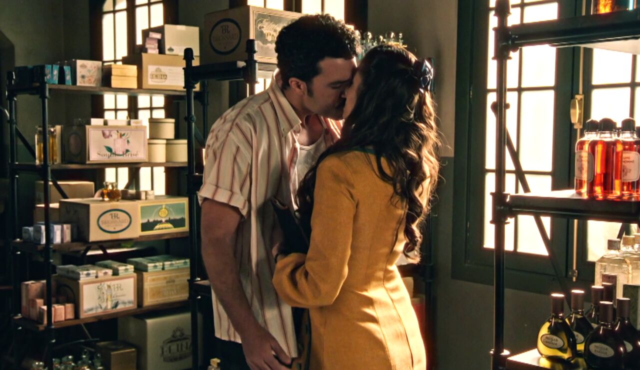 David no puede reprimir m&aacute;s sus sentimientos y besa a Carmen, pero ella se aparta: &ldquo;No puede ser&rdquo;