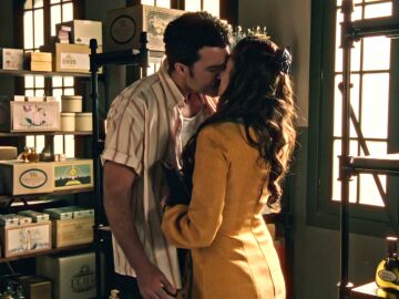 David no puede reprimir m&aacute;s sus sentimientos y besa a Carmen, pero ella se aparta: &ldquo;No puede ser&rdquo;