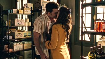 David no puede reprimir m&aacute;s sus sentimientos y besa a Carmen, pero ella se aparta: &ldquo;No puede ser&rdquo;