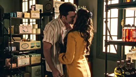 David no puede reprimir más sus sentimientos y besa a Carmen, pero ella se aparta: “No puede ser” David no puede reprimir más sus sentimientos y besa a Carmen, pero ella se aparta: “No puede ser”