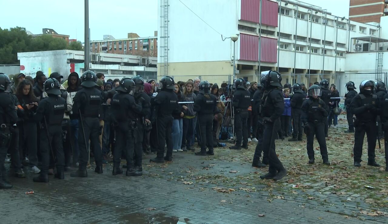 Agentes en el B9 durante el desalojo