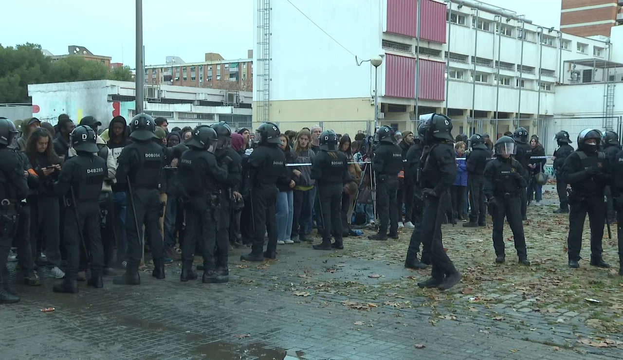 Agentes en el B9 durante el desalojo