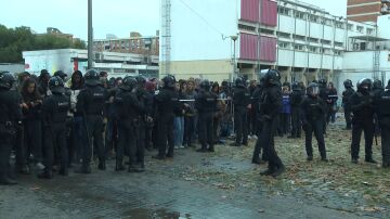Agentes en el B9 durante el desalojo