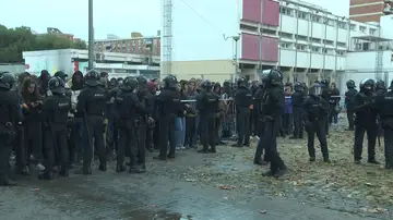 Agentes en el B9 durante el desalojo Agentes en el B9 durante el desalojo