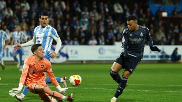 Kylian Mbapp&eacute; remata ante Jaime Gonz&aacute;lez