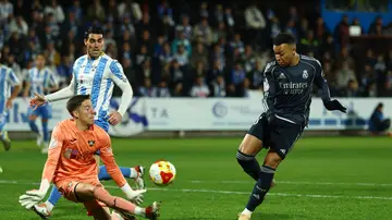 Kylian Mbappé remata ante Jaime González Kylian Mbappé remata ante Jaime González