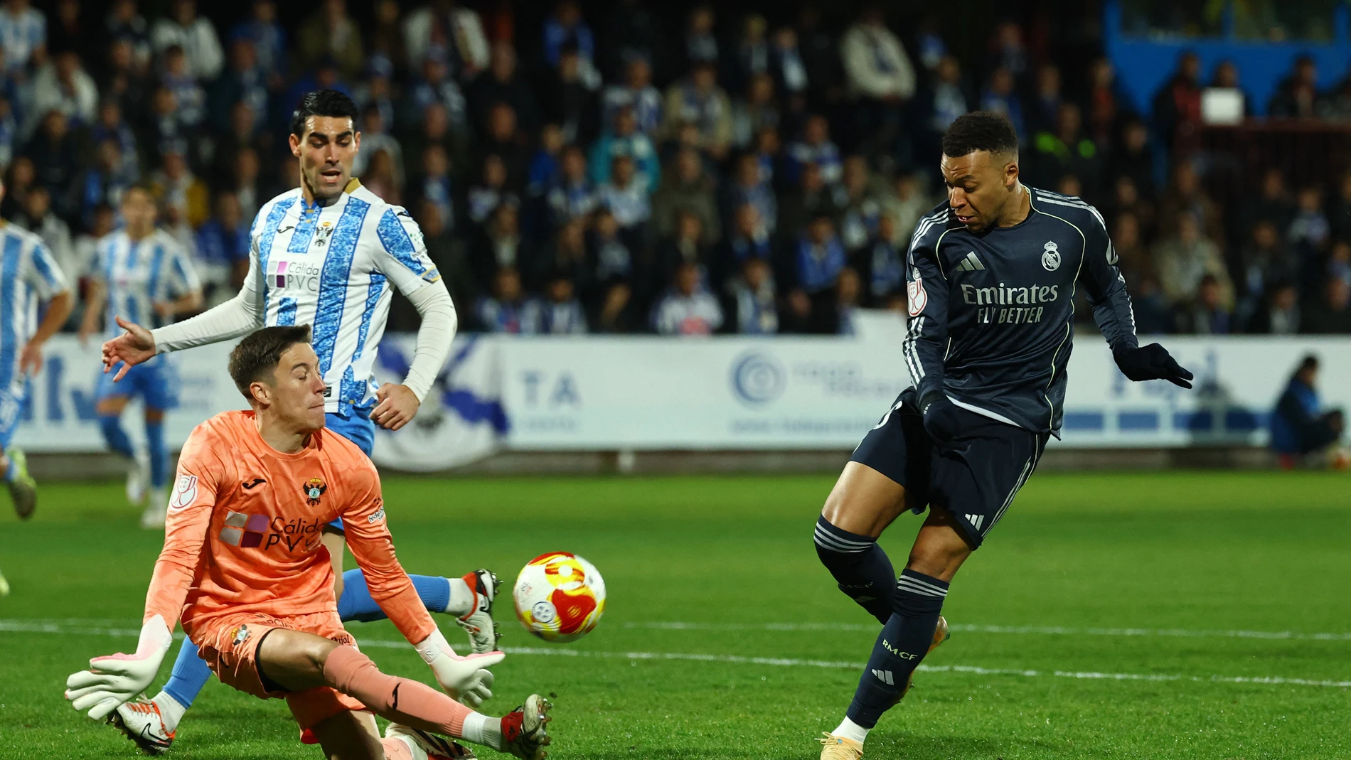Kylian Mbappé remata ante Jaime González Kylian Mbappé remata ante Jaime González