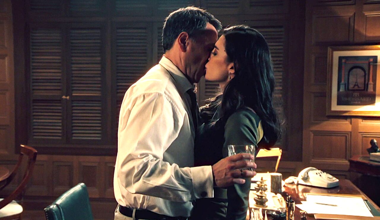 Mar&iacute;a, en un arrebato, besa a Gabriel: &ldquo;&iquest;No negar&aacute;s que hab&iacute;a algo entre nosotros desde el principio?&rdquo;