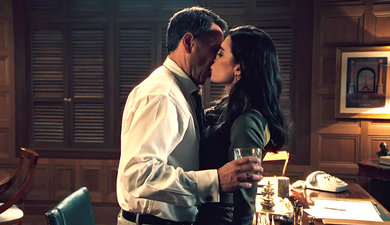 María, en un arrebato, besa a Gabriel: “¿No negarás que había algo entre nosotros desde el principio?”