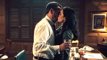 María, en un arrebato, besa a Gabriel: “¿No negarás que había algo entre nosotros desde el principio?” María, en un arrebato, besa a Gabriel: “¿No negarás que había algo entre nosotros desde el principio?”