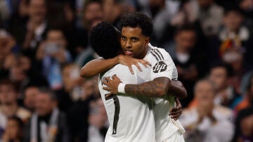 Rodrygo y Vin&iacute;cius se abrazan en Mendizorroza