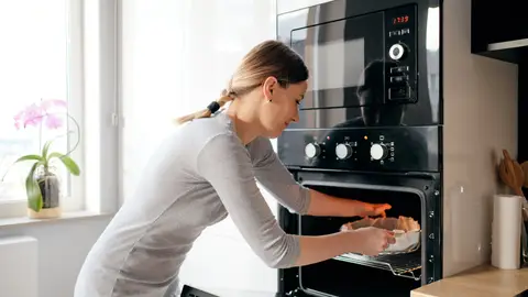 Mujer horneando Mujer horneando