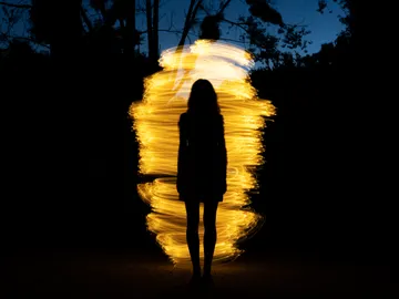 Mujer con un aura de energía Mujer con un aura de energía