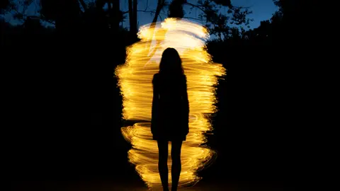 Mujer con un aura de energía Mujer con un aura de energía