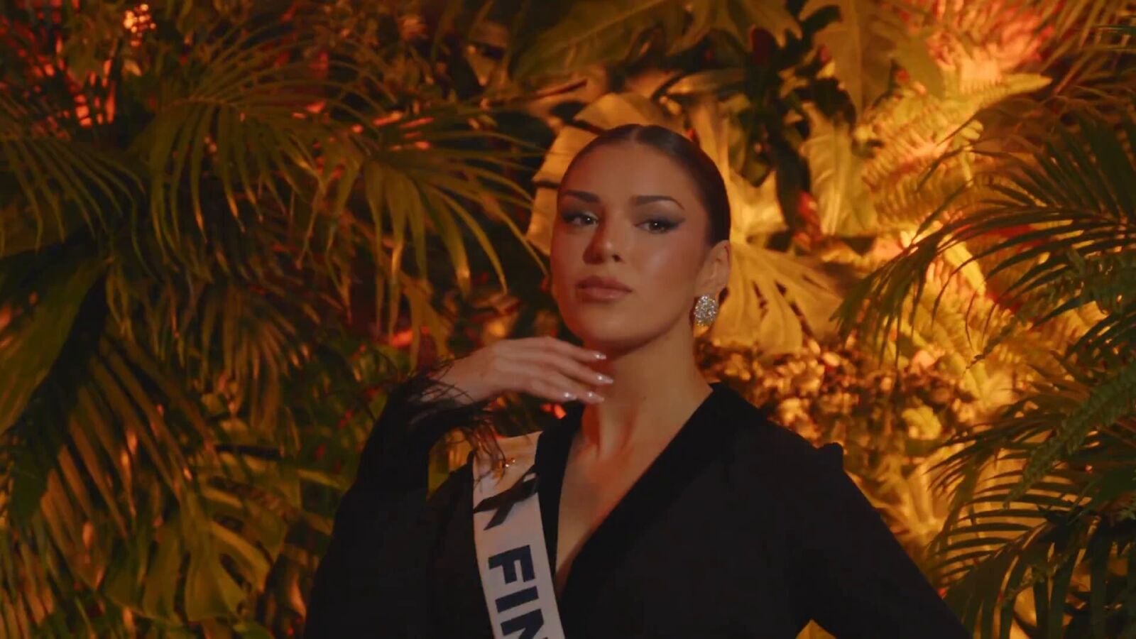 La ex Miss Finlandia pierde el título por un gesto y se convierte en símbolo de la extrema derecha