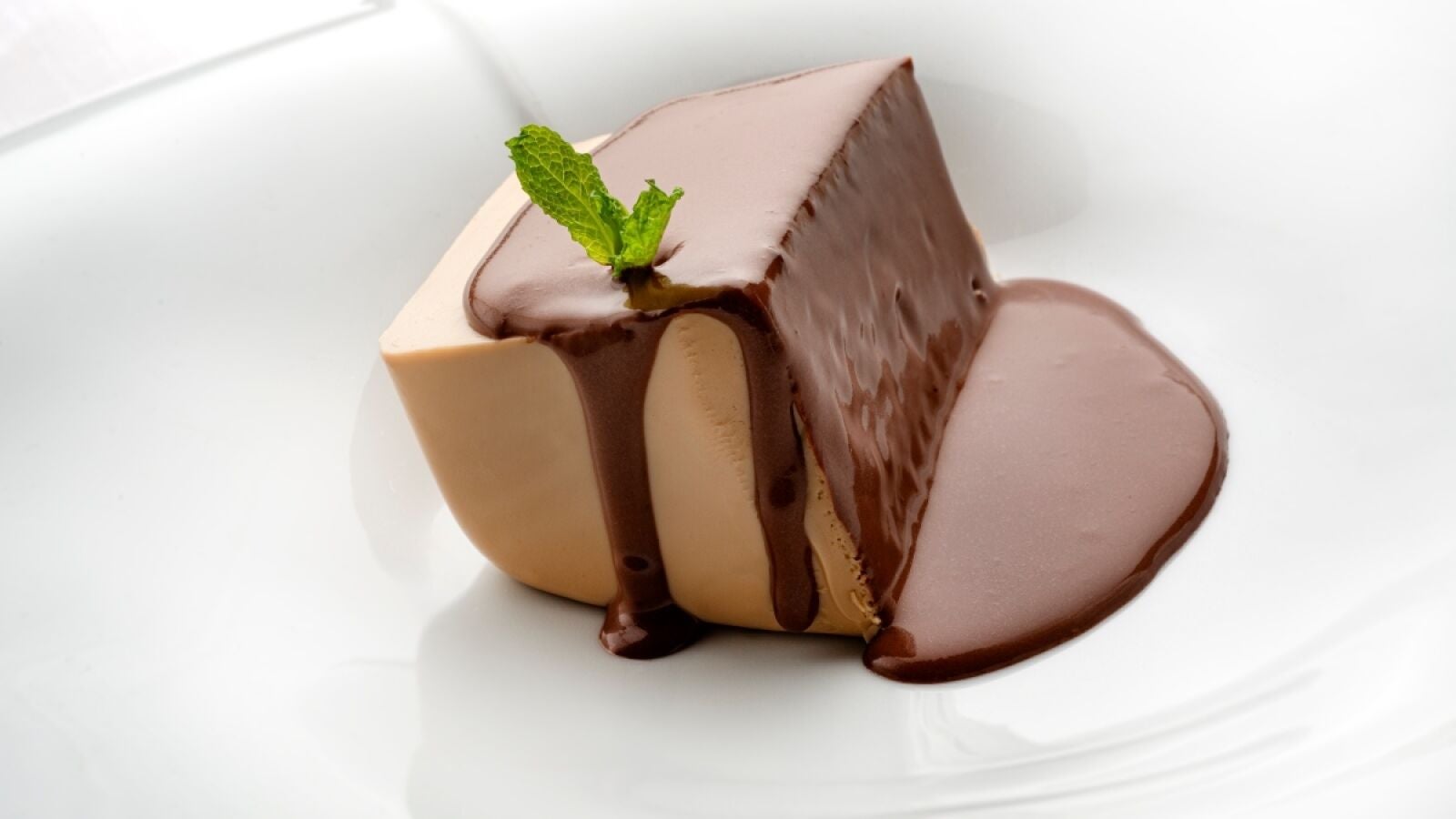 Postre fácil y sencillo de Karlos Arguiñano: panna cotta de café con crema de chocolate