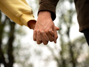 Pareja dada de la mano