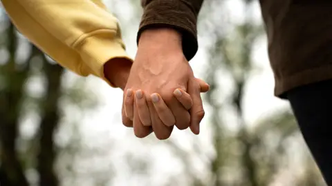 Pareja dada de la mano Pareja dada de la mano