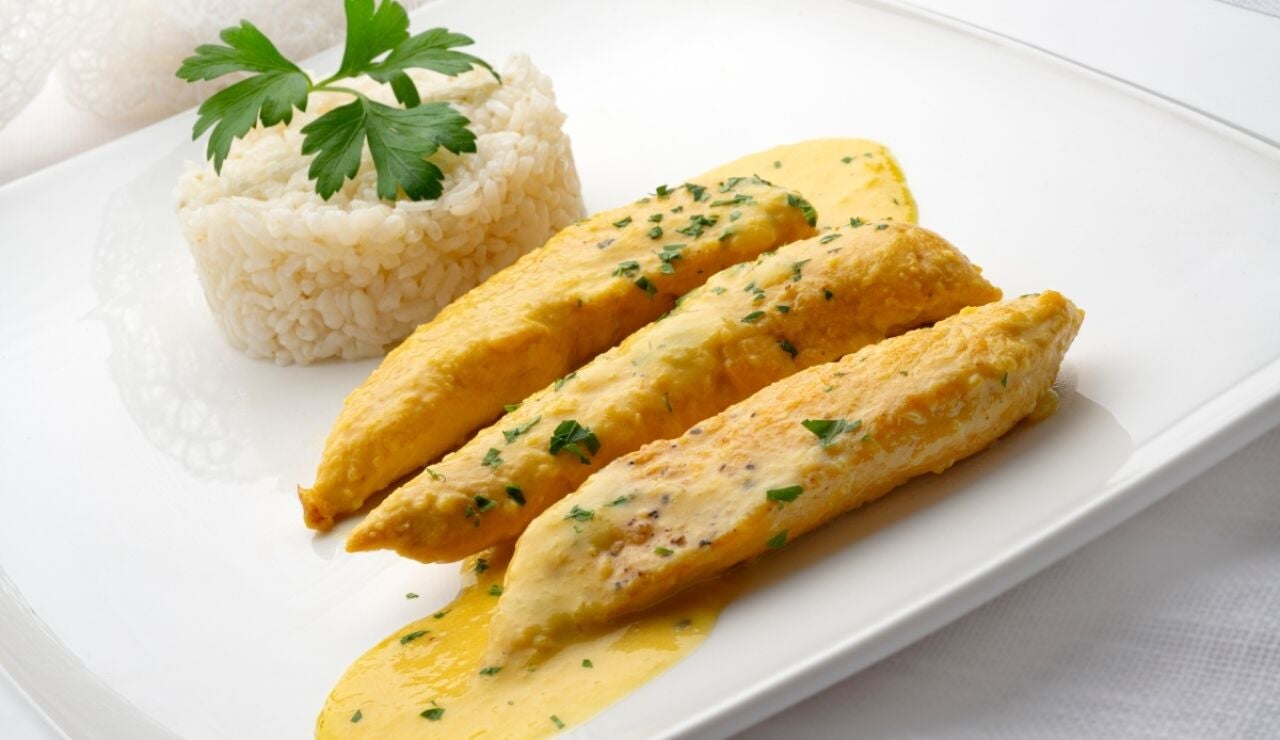 Solomillos de pollo con salsa de cerveza y naranja