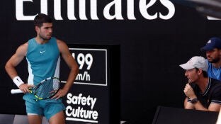 Alcaraz y Ferrero conversan en el Open de Australia 2025