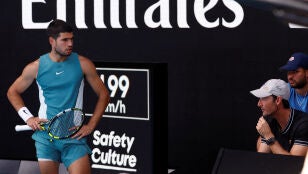 Alcaraz y Ferrero conversan en el Open de Australia 2025