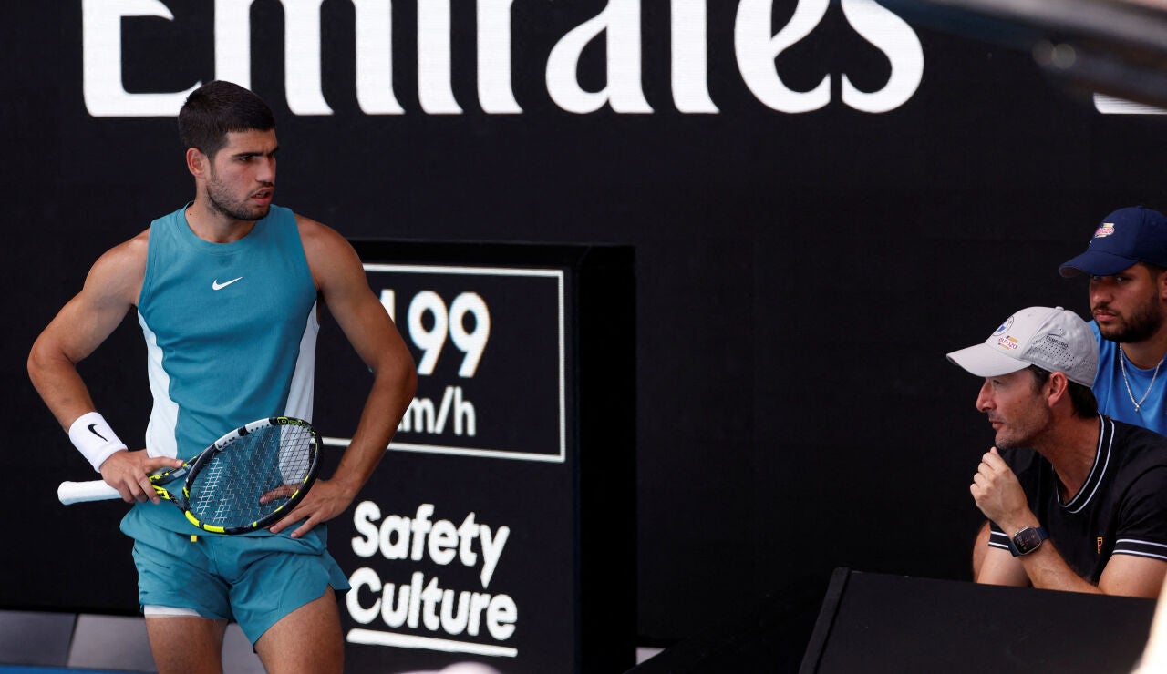 Alcaraz y Ferrero conversan en el Open de Australia 2025