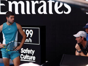 Alcaraz y Ferrero conversan en el Open de Australia 2025