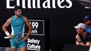Alcaraz y Ferrero conversan en el Open de Australia 2025