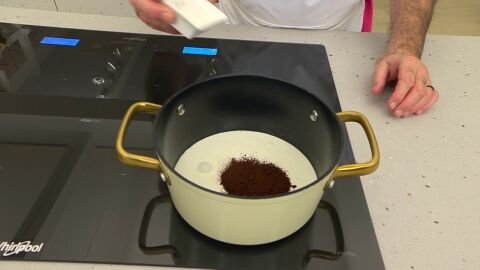 Mezcla en una cazuela la leche, la nata y el café soluble