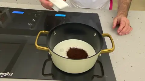 Mezcla en una cazuela la leche, la nata y el café soluble Mezcla en una cazuela la leche, la nata y el café soluble