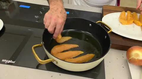 Introduce los solomillos salpimentados en la misma tartera y dóralos bien Introduce los solomillos salpimentados en la misma tartera y dóralos bien