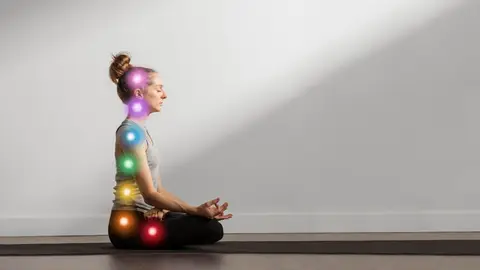 Una mujer meditando Una mujer meditando