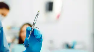 El anestesista acusado de envenenar a 30 pacientes, 12 de ellos muertos, condenado a cadena perpetua Primer plano de un guante y una jeringuilla