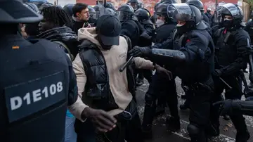 Imagen de archivo de los Mossos desalojando el asentamiento del antiguo instituto B9 de Badalona (Barcelona) Imagen de archivo de los Mossos desalojando el asentamiento del antiguo instituto B9 de Badalona (Barcelona)
