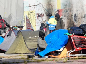 La plaza en la que los inmigrantes han pasado la noche