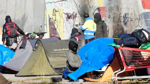 La plaza en la que los inmigrantes han pasado la noche La plaza en la que los inmigrantes han pasado la noche