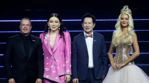 El Presidente de la Organización Miss Universo, Raúl Rocha Cantu, la propietaria del 50 % de Miss Universo, la tailandesa Jakkaphong 'Anne' Jakrajutatip, el director nacional en Tailandia de Miss Universo, Nawat Itsaragrisil y Miss Universo 2024 Victoria Kjaer Theilvig de Dinamarca El Presidente de la Organización Miss Universo, Raúl Rocha Cantu, la propietaria del 50 % de Miss Universo, la tailandesa Jakkaphong 'Anne' Jakrajutatip, el director nacional en Tailandia de Miss Universo, Nawat Itsaragrisil y Miss Universo 2024 Victoria Kjaer Theilvig de Dinamarca