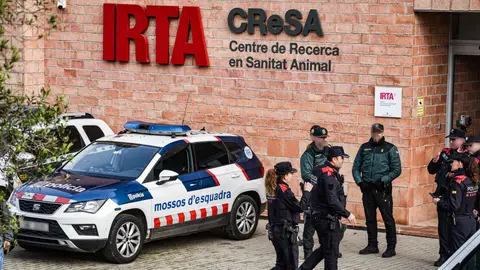 Guardia Civil y Mossos entran en el laboratorio del IRTA de Cerdanyola (Barcelona) por la peste porcina africana Agentes de la Guardia Civil y los Mossos d'Esquadra en el laboratorio del IRTA, a 18 de diciembre de 2025, en Cerdanyola, Barcelona, Catalunya (España). La Guardia Civil y los Mossos d'Esquadra han registrado el laboratorio del IRTA-CReSA de Cerdanyola del Vallès (Barcelona) en relación a la investigación sobre el origen de la peste porcina afircana (PPA). Esta diligencia está ordenada por el Juzgado de Instrucción número 2 de Cerdanyola del Vallès en el marco de las diligencias previas decla...